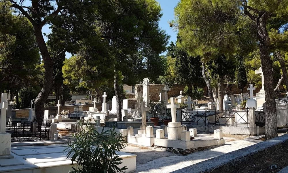 Κορονοϊός: Κλειστά τα νεκροταφεία της χώρας τη Μεγάλη Παρασκευή